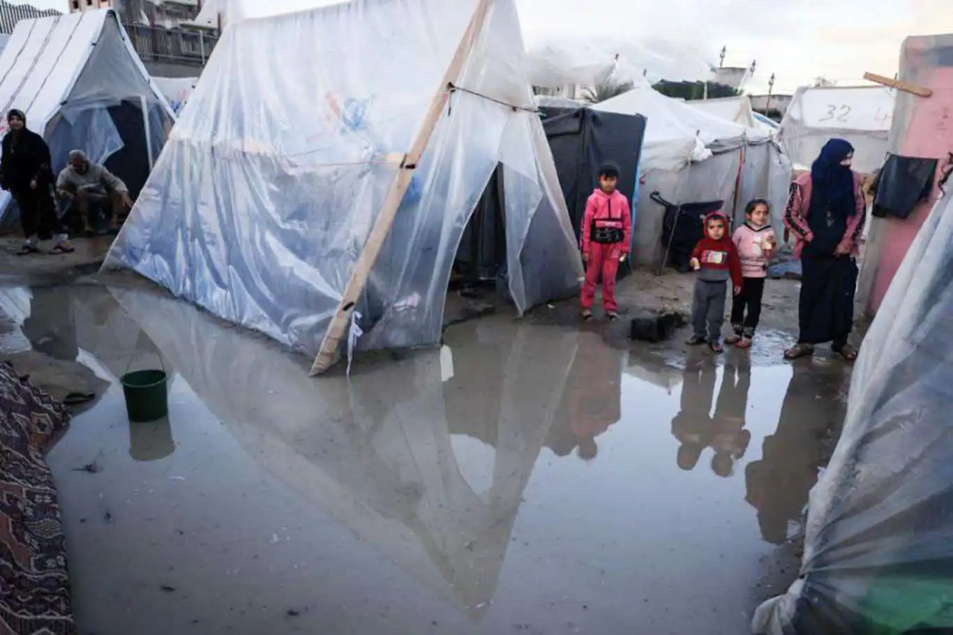 UNRWA: Gazze'de 282 bin ev yok edildi, yüz binlerce aile kışı çadırlarda karşılıyor