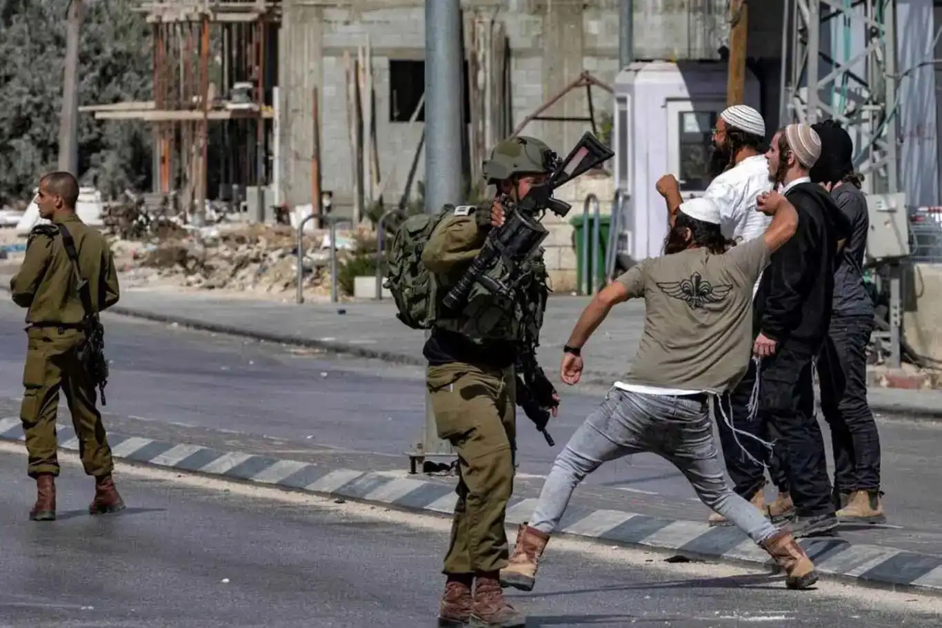 تصاعد هجمات العصابات اليهودية في الضفة الغربية والفلسطينيون يدافعون عن أراضيهم