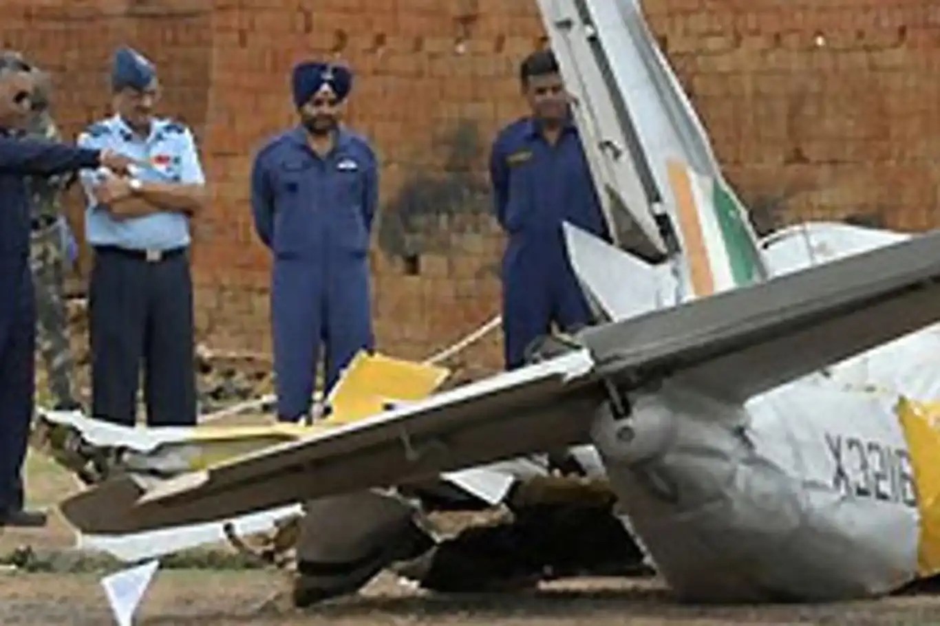 Hindistan'da askeri eğitim uçağı düştü