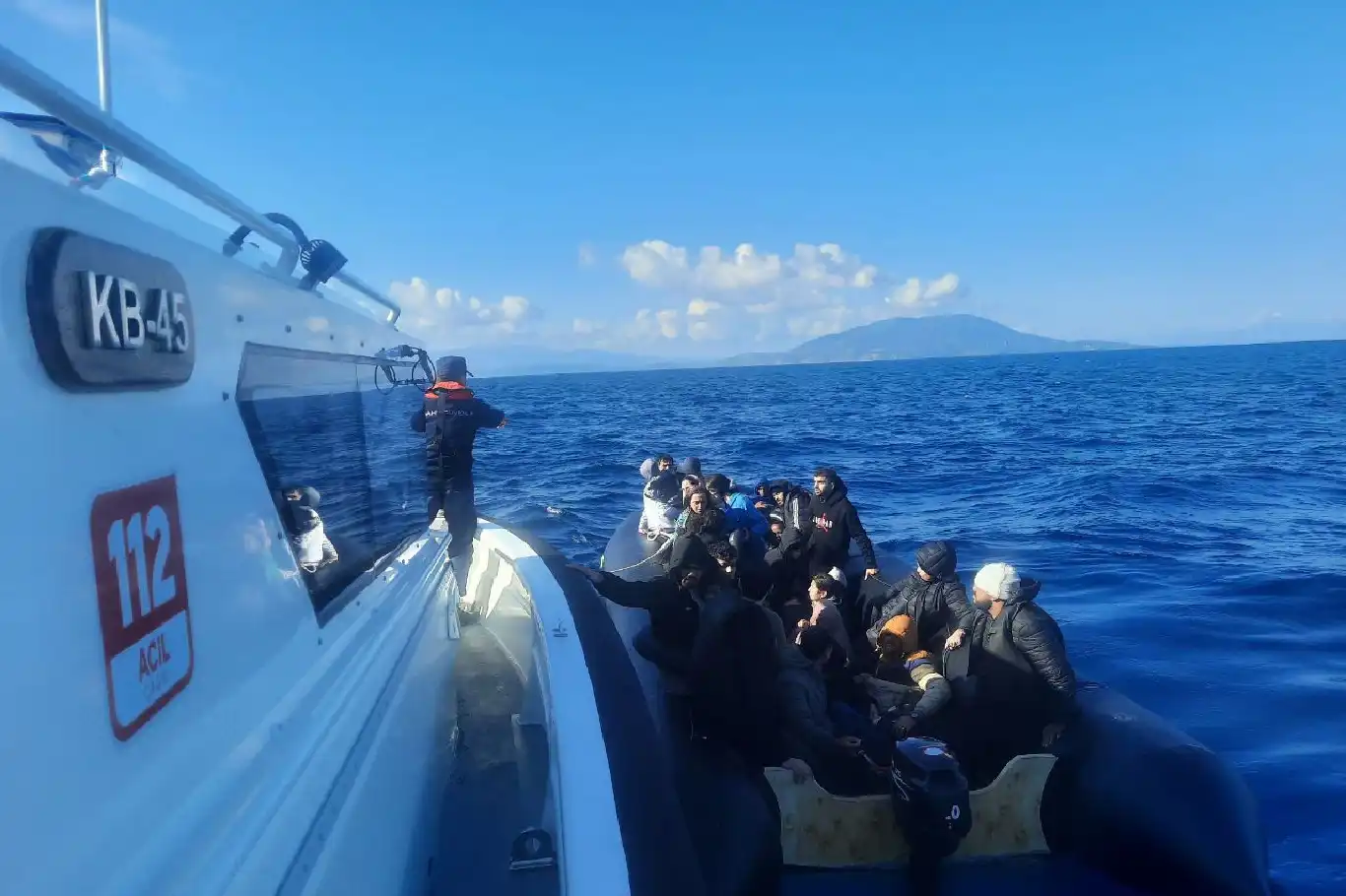 İzmir açıklarında 29 düzensiz göçmen yakalandı