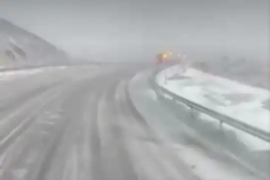 Sivas’taki bazı yollar yoğun kar ve tipi nedeniyle ağır taşıt trafiğine kapandı