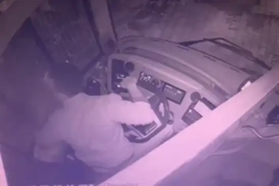 Trafikte yolcu otobüsü sürücüsüne silahla ateş açma anı kameralara yansıdı