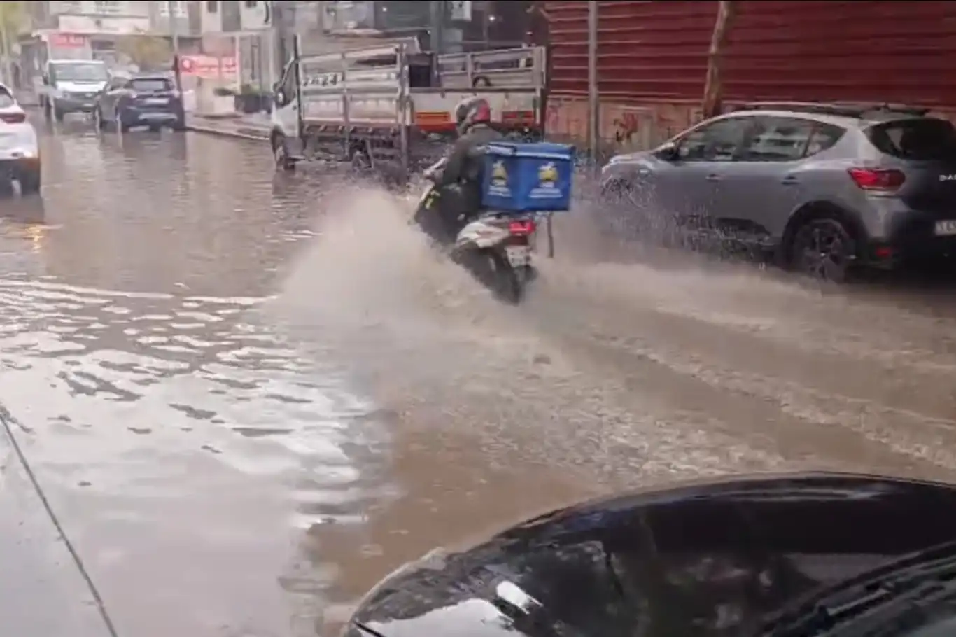 Kısa süreli yağış Batman'da sokakları göle çevirdi