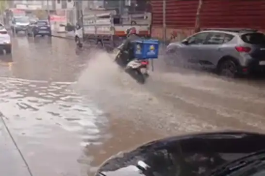 Kısa süreli yağış Batman'da sokakları göle çevirdi