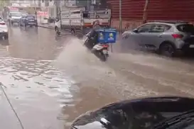 Kısa süreli yağış Batman'da sokakları göle çevirdi