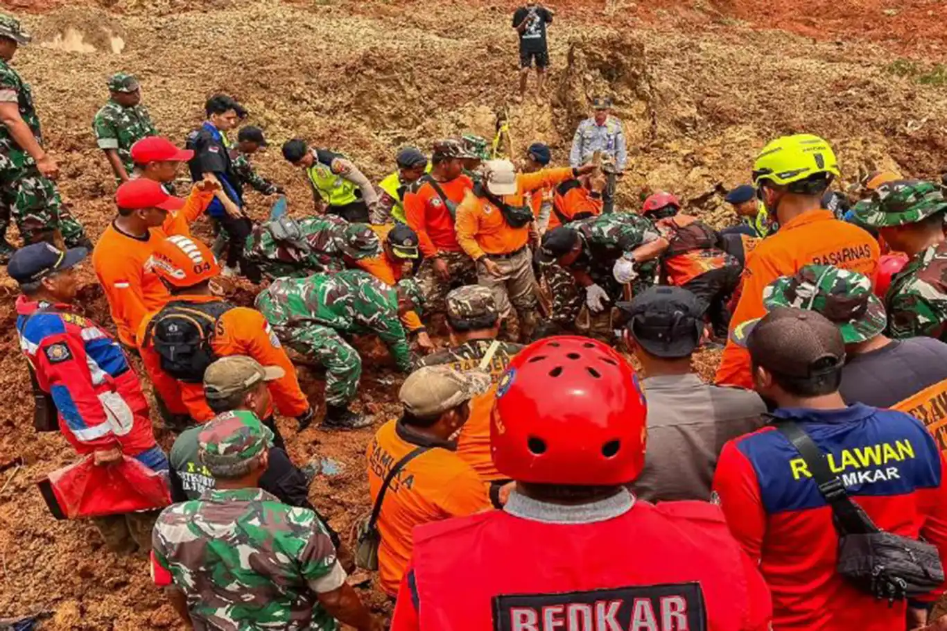 Endonezya'da heyelan: 6 ölü, 17 kayıp