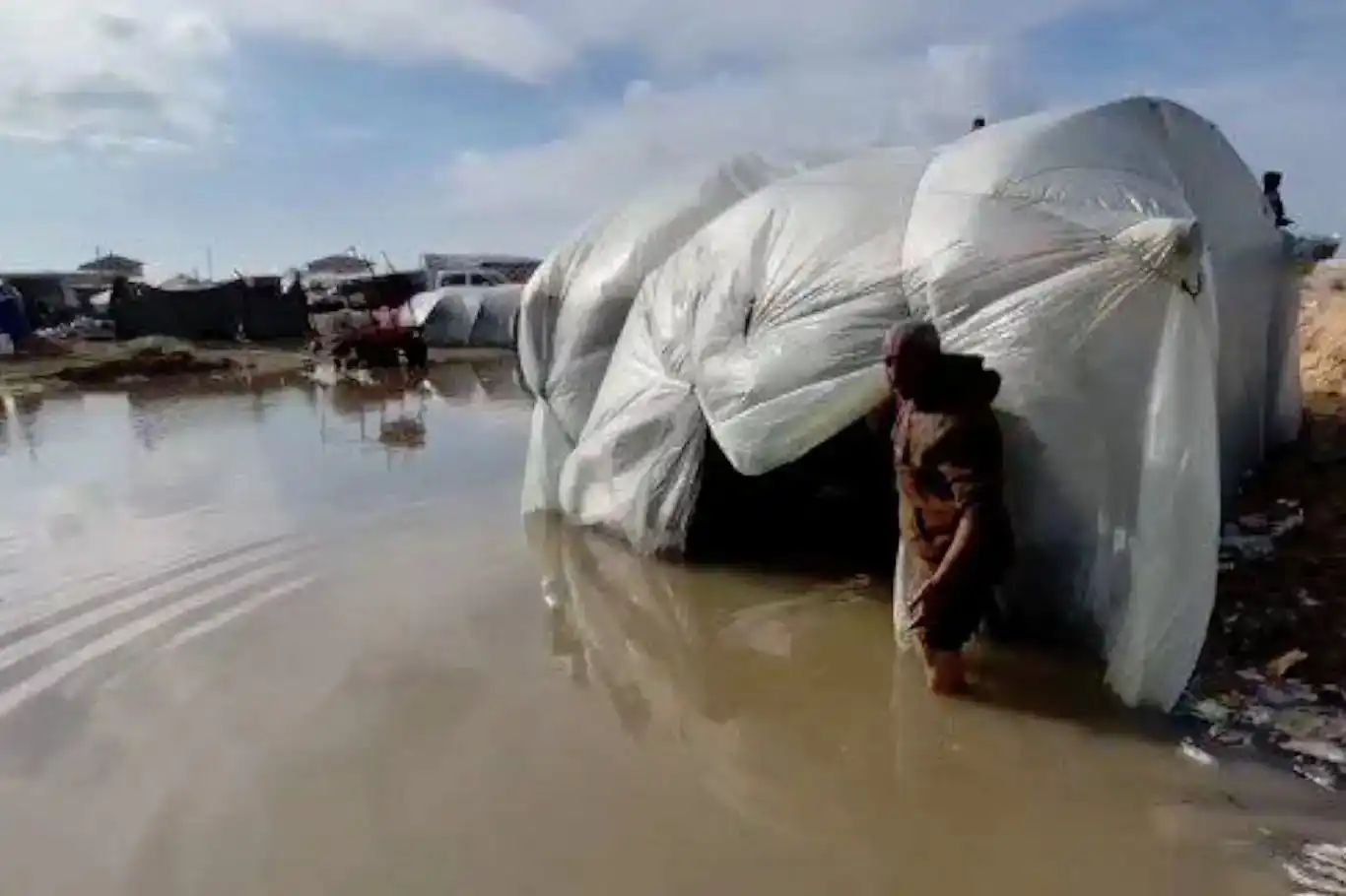 مياه الأمطار تغمر مئات الخيام في قطاع غزة