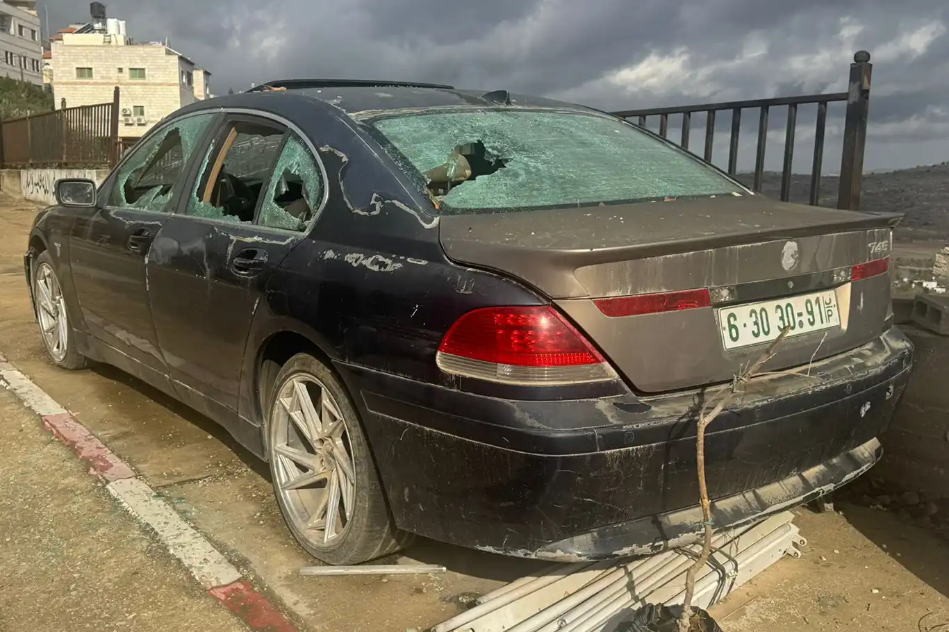 Yahudi çeteler Filistinlilerin araçlarını tahrip etti