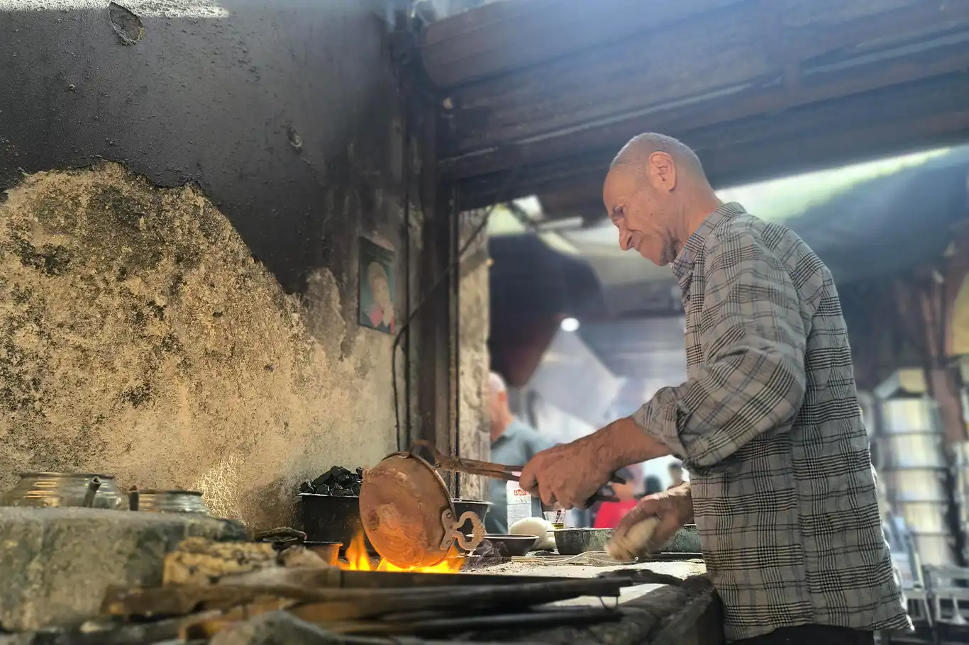 Asırlara meydan okuyan kalaycı ustası Deveci, 4'üncü kuşak olarak sanatını devam ettiriyor