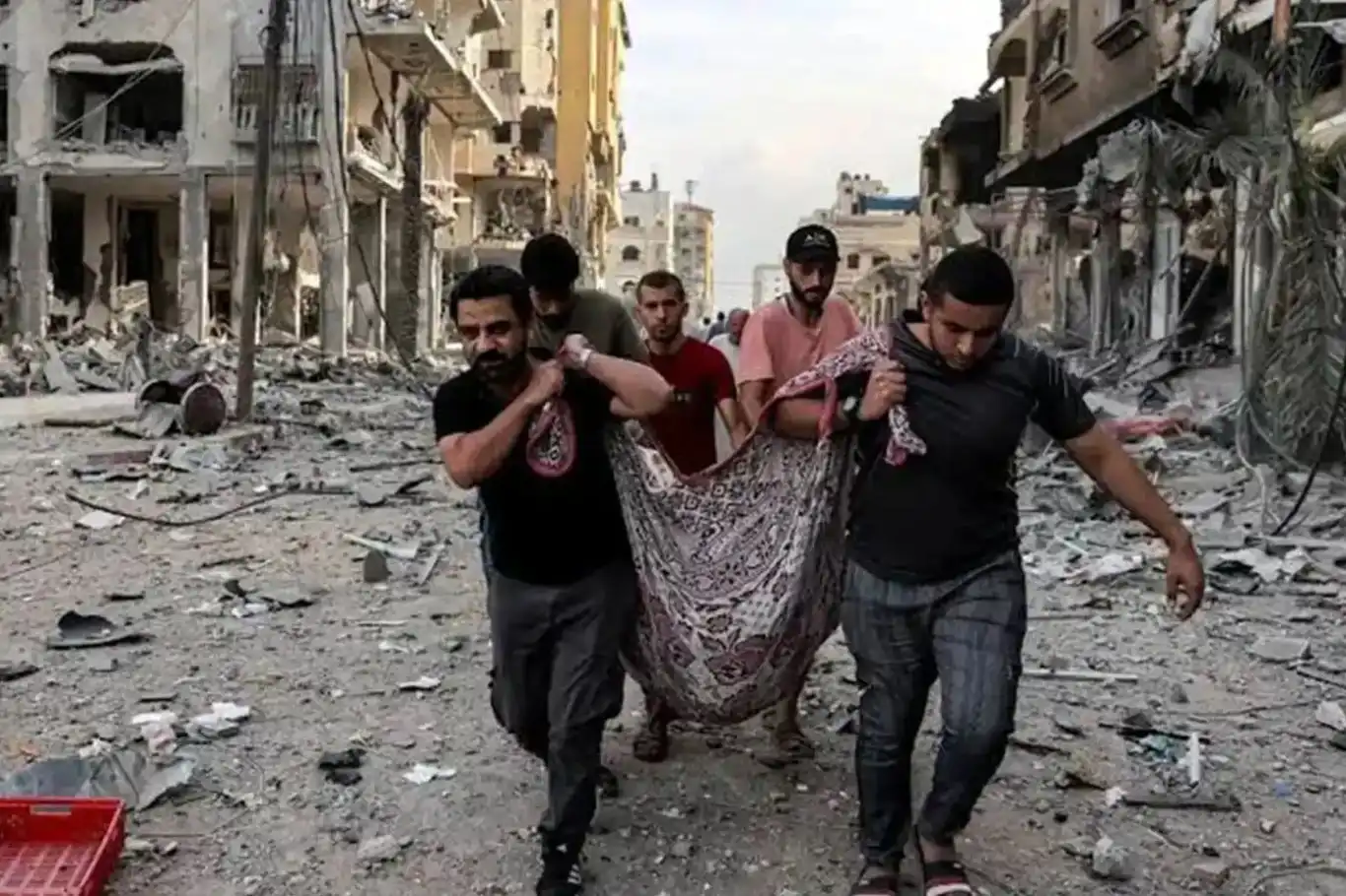 بعد قصف صهيوني...انتشال جثامين 3 شهداء من تحت الأنقاض في خان يونس