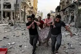 بعد قصف صهيوني...انتشال جثامين 3 شهداء من تحت الأنقاض في خان يونس