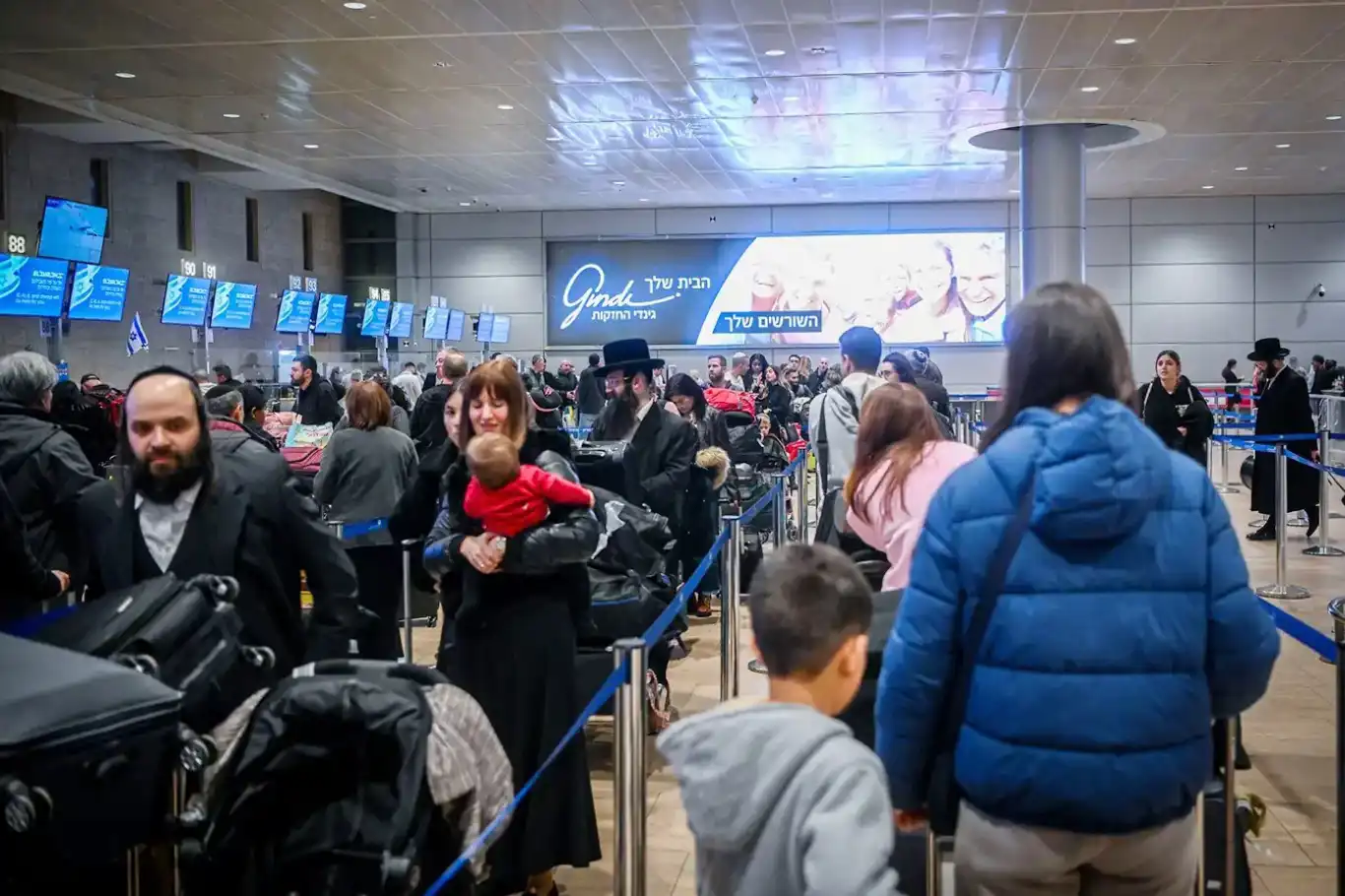 تراجع الثقة بحكومة الاحتلال يدفعهم للهجرة..عشرات الآلاف من المستوطنين الصهاينة يغادرون الأراضي المحتلة