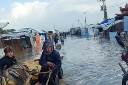 ادامه حملات اشغالگران در غزه/ بارش باران هزاران چادر را زیر آب برد