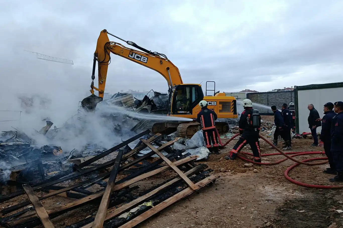 Malatya'da TOKİ şantiye alanında konteyner yangını