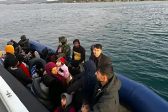 İzmir açıklarında 18 düzensiz göçmen yakalandı