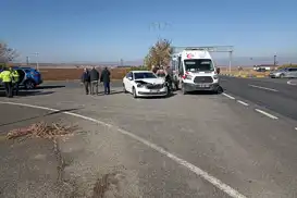 Diyarbakır'da 2 otomobil çarpıştı: 2 yaralı