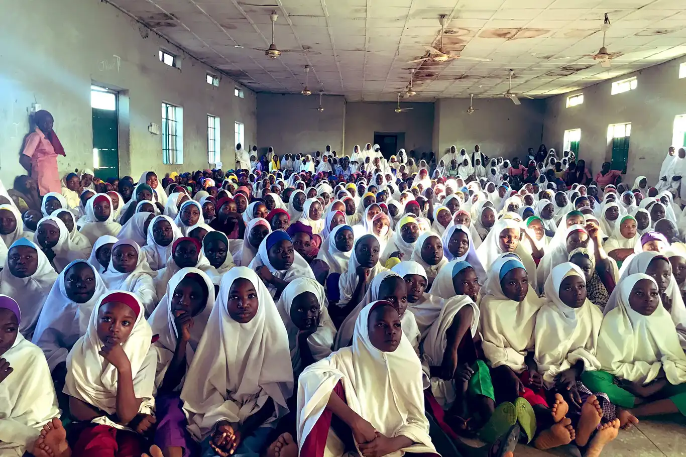 Nijerya'da silahlı kişiler bir okulda en az 25 kızı kaçırdı