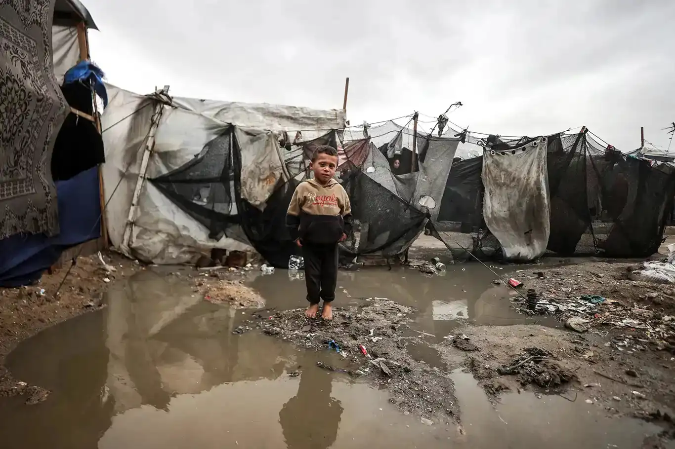 در غزه ده‌ها هزار چادر زیر آب رفت؛ صدها هزار نفر در شرایط فاجعه‌بار زندگی می‌کنند