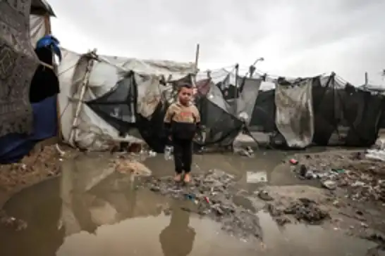 عشرات آلاف الخيام في غزة غمرتها السيول ومئات الآلاف يواجهون كارثة إنسانية