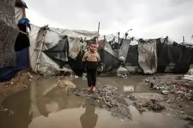 عشرات آلاف الخيام في غزة غمرتها السيول ومئات الآلاف يواجهون كارثة إنسانية