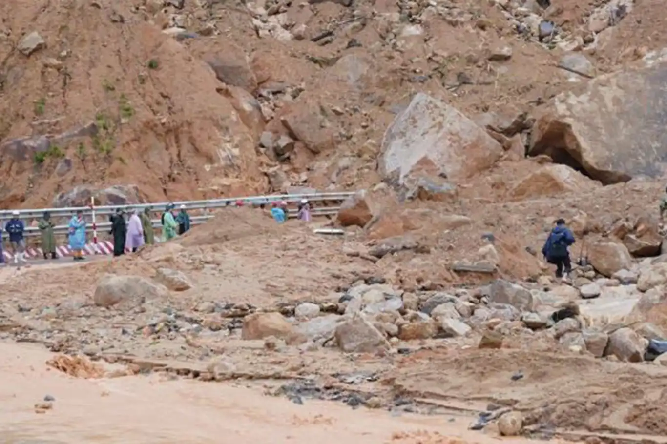 Vietnam’da yolcu otobüsü göçük altında kaldı: 6 ölü, 32 yaralı