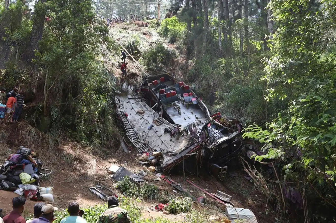 Ekvador'da otobüs şarampole yuvarlandı: 21 ölü, 40 yaralı