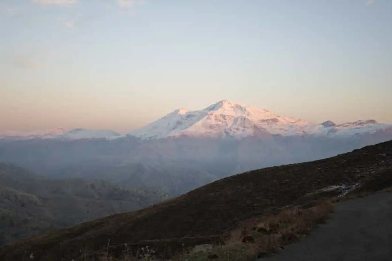 Mereto Dağı'na mevsimin ilk karı düştü