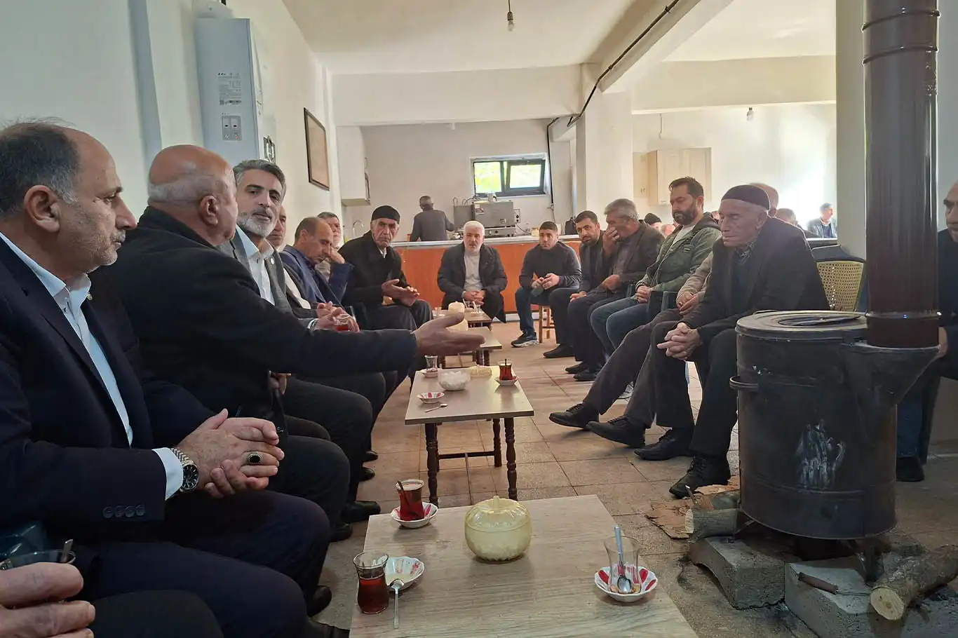 HÜDA PAR heyeti, TOKİ hak sahipleriyle görüştü: Mağduriyetin takipçisi olacağız