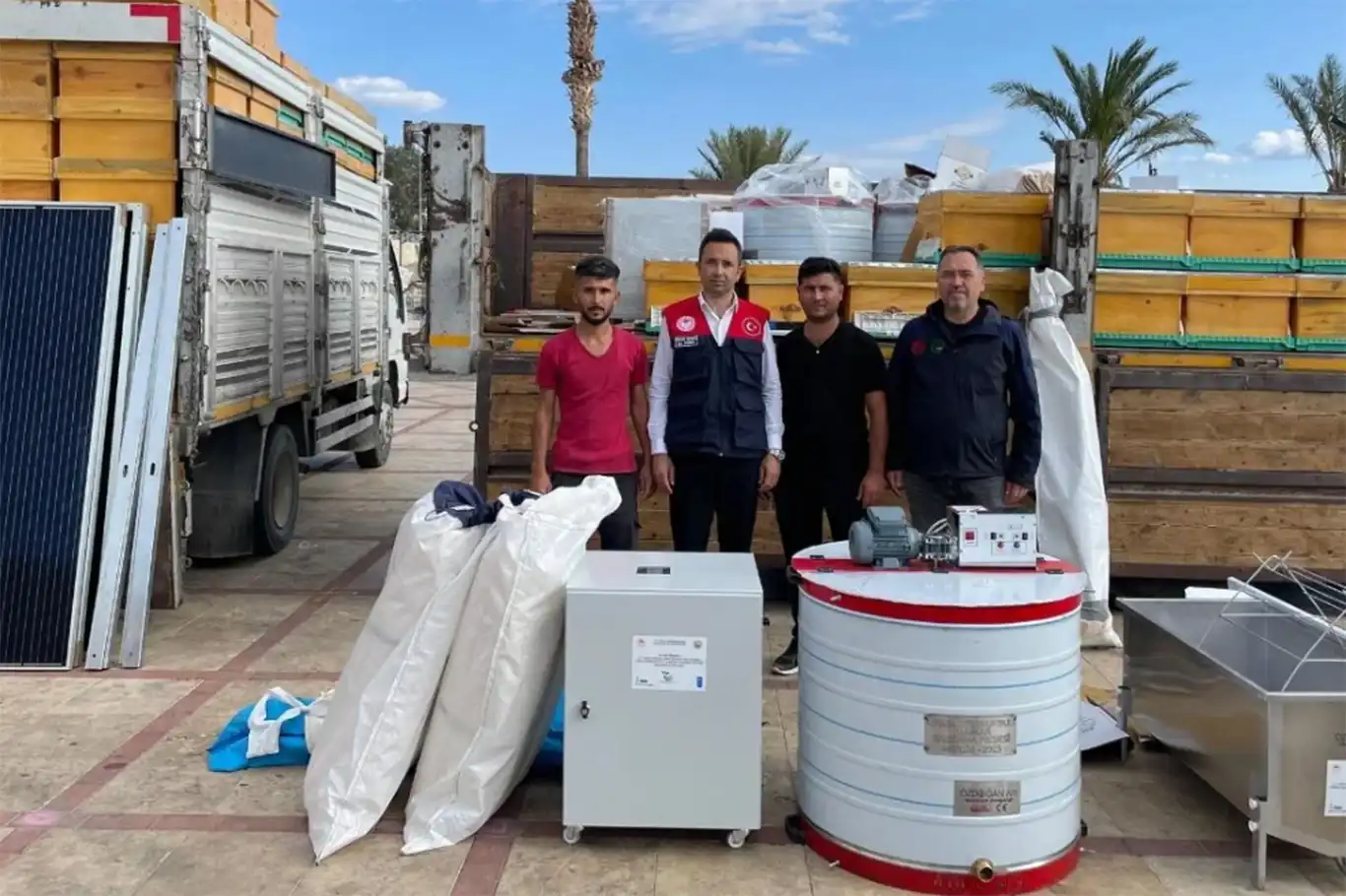 Aydıncık’ta genç arıcılara ekipman desteği