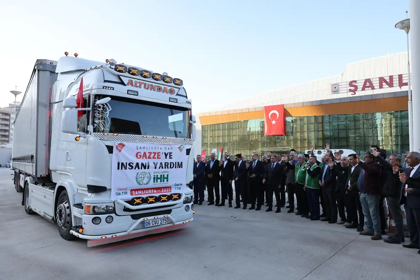 Gazze için Şanlıurfa’dan yola çıkan yardım konvoyu dualarla uğurlandı
