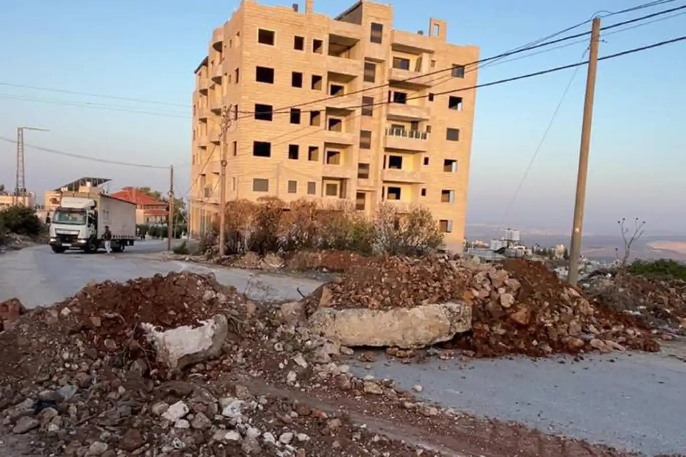 Siyonist rejim, el-Halil ve Bet Amr'da geniş çaplı ev baskınları düzenledi