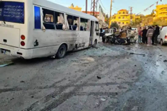 لە ئەنجامی هێرشی داگیرکەران بۆ سەر باشووری لوبنان قوتابییەکانی ناو پاسێک بریندار بوون