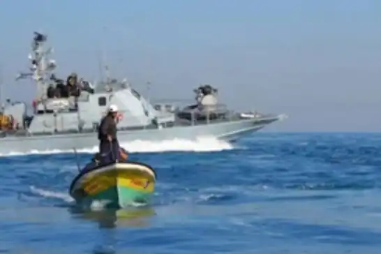 بحرية الاحتلال تعتقل 3 صيادين فلسطينيين قبالة سواحل غزة