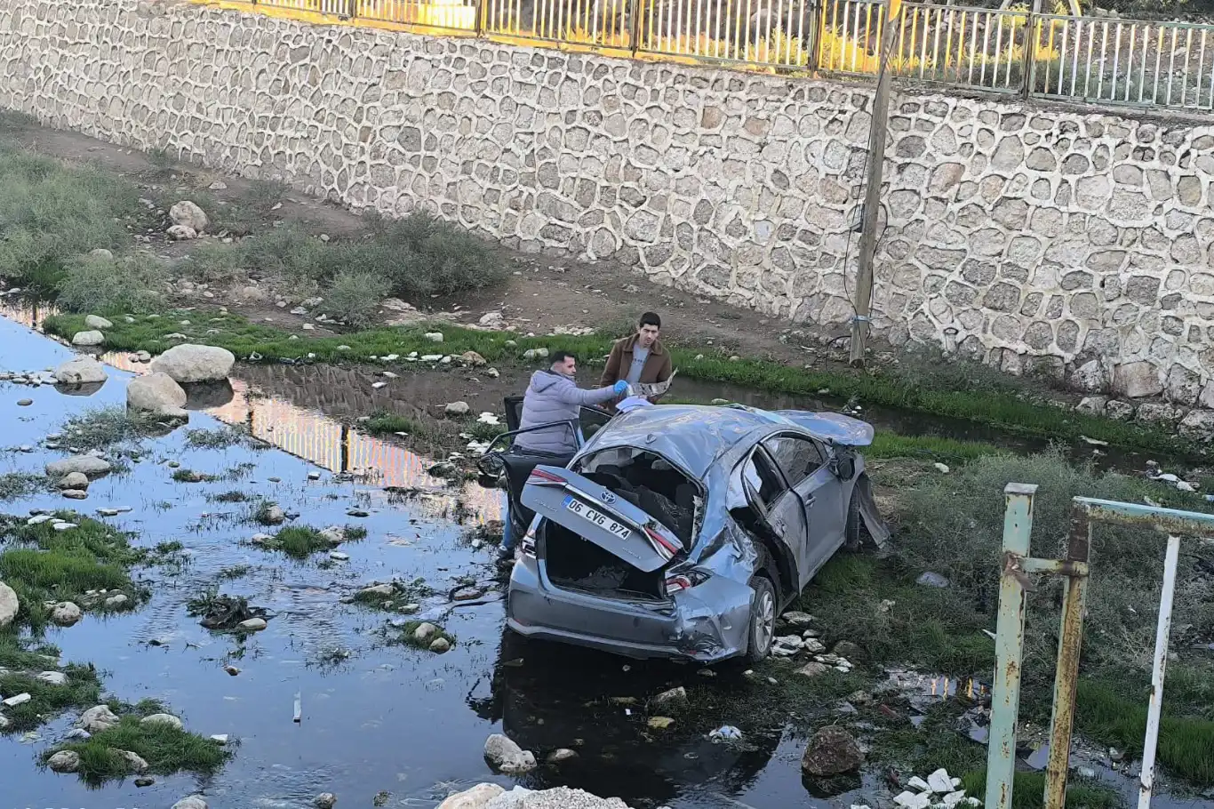 Mardin’de kontrolden çıkan otomobil dereye yuvarlandı: 3 yaralı 
