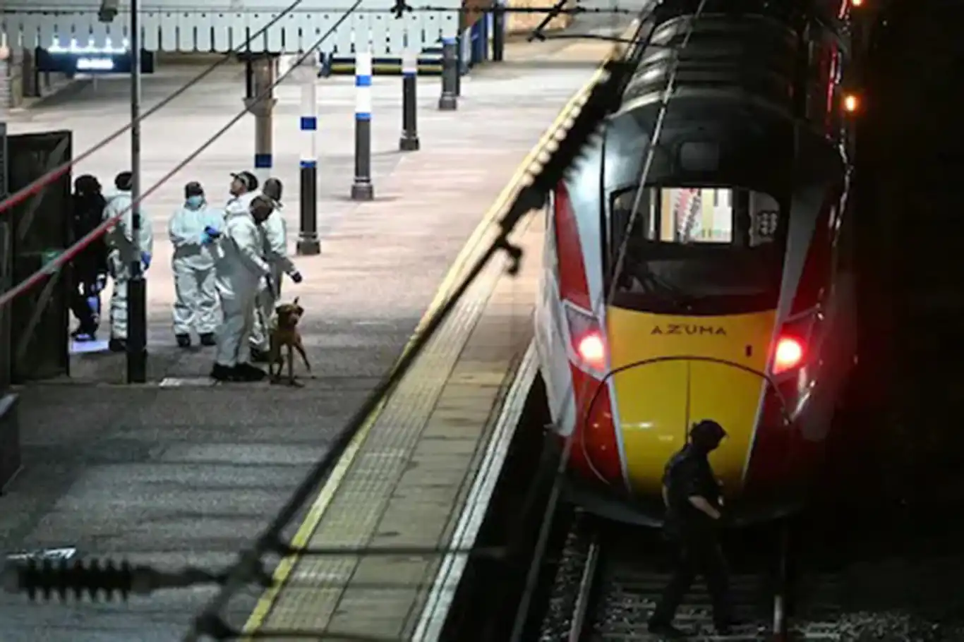 İngiltere'de trende bıçaklı saldırı: 10 yaralı, 2 kişi gözaltında İngiltere'de trende bıçaklı saldırı: 10 yaralı, 2 kişi gözaltında