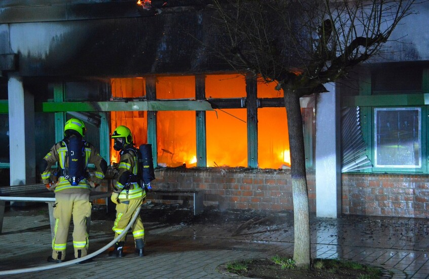 ألمانيا.. حريق ضخم يلتهم مدرسة ويثير تحذيرات صحية للسكان بسبب الدخان