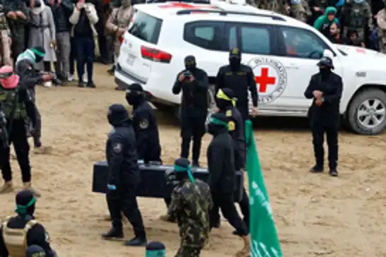 القسام تسلّم 3 جثث لجنود صهاينة إلى الصليب الأحمر التزامًا بالاتفاق