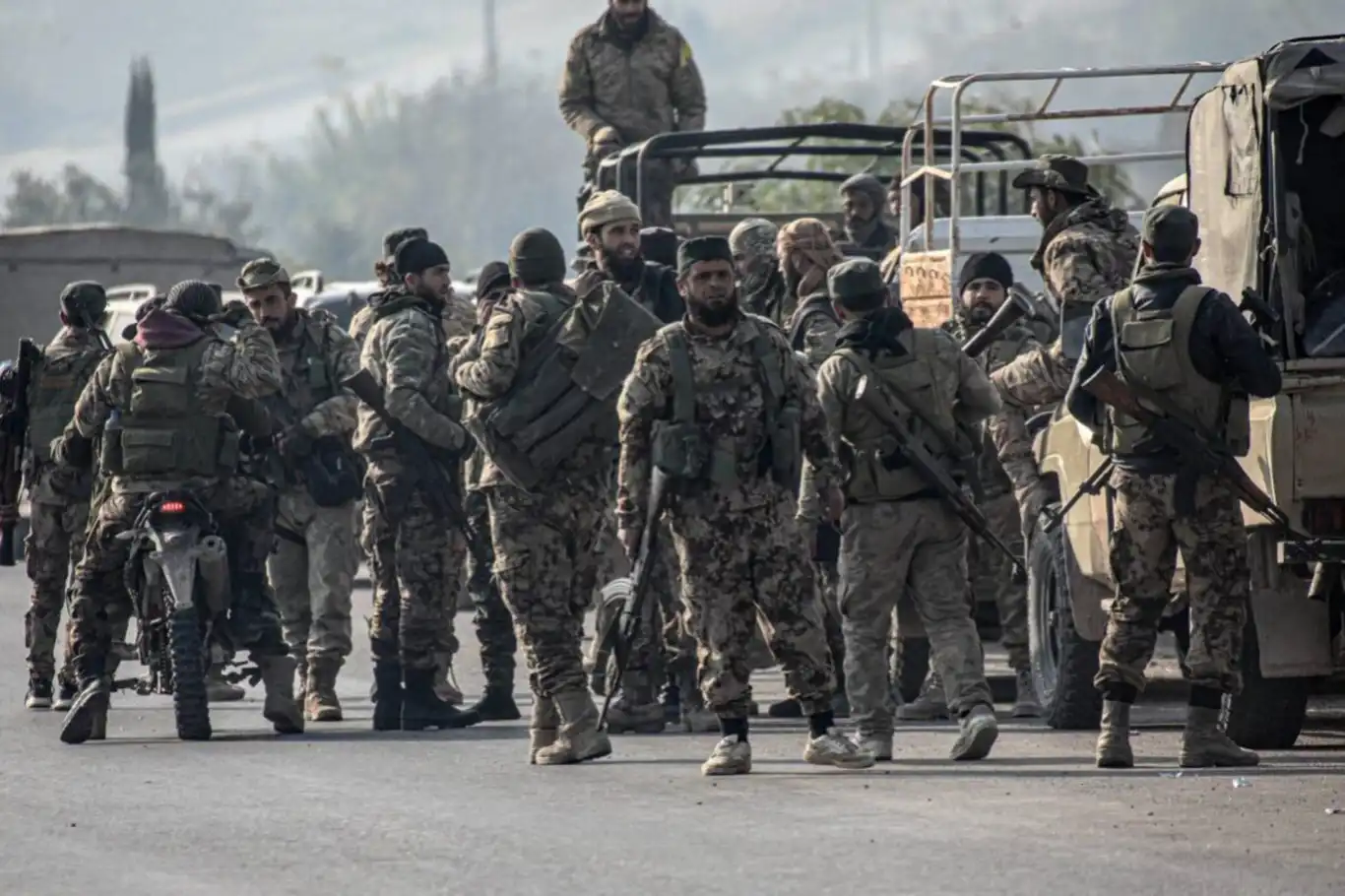 Suriye ordusu Rakka'nın doğusunda PKK/YPG mevzilerini vurdu