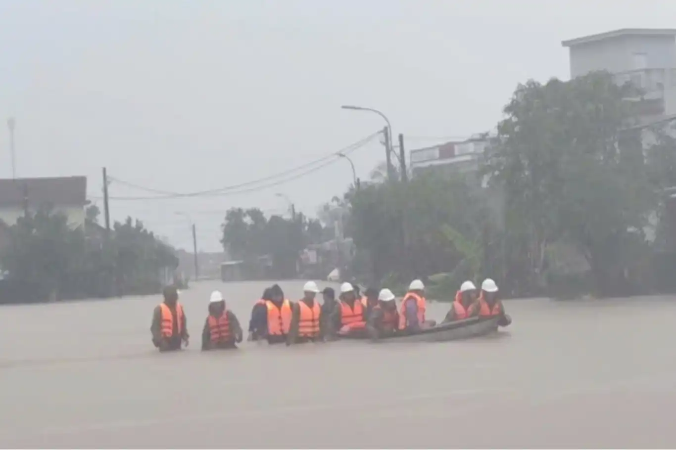 ژمارەی مردووان لە لافاوەکانی ڤێتنام بۆ ٤١ کەس بەرزبووەوە