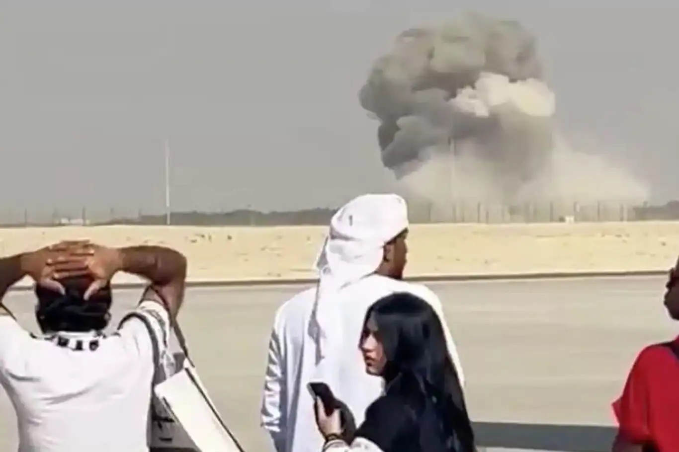 Hindistan'a ait savaş uçağı, Dubai'deki gösteride düştü: Bir ölü