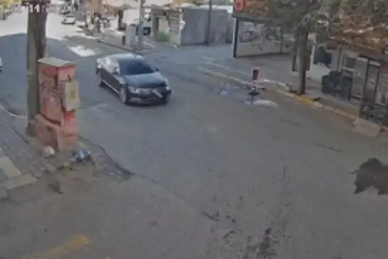 Mardin'de otomobilin çocuğa çarptığı anlar kameraya yansıdı