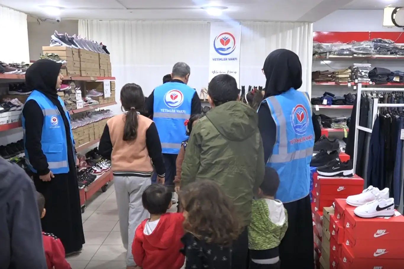 Şanlıurfa Yetimler Vakfı yüzlerce yetime kışlık giyim yardımında bulundu