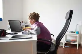 Ergenlik döneminde bilgisayar bağımlılığı duruş bozukluğuna neden olabilir!