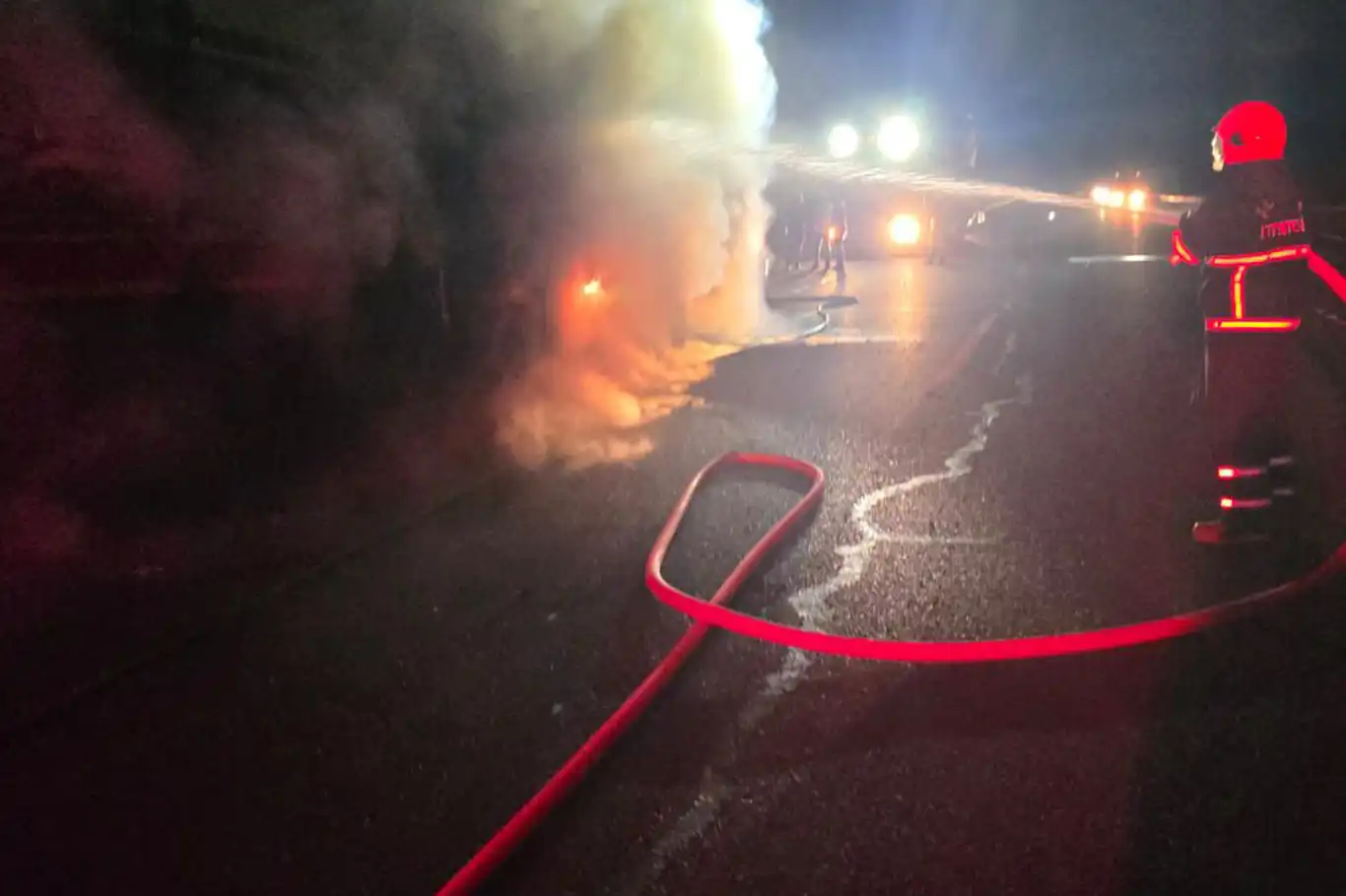 Şanlıurfa'da salça yüklü tır yangında küle döndü