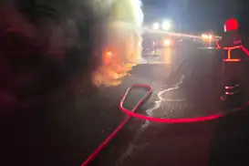 Şanlıurfa'da salça yüklü tır yangında küle döndü