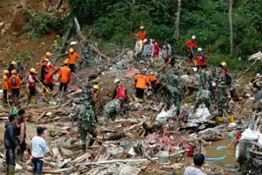 ارتفاع حصيلة ضحايا الانهيارات الأرضية في إندونيسيا إلى 30 قتيلاً واستمرار البحث عن مفقودين