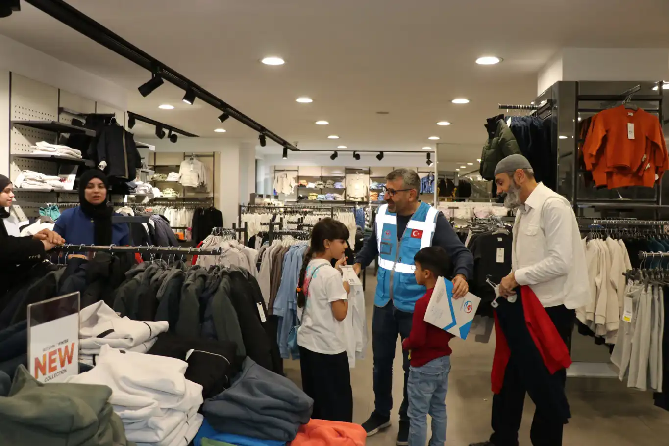 Yetimler Vakfı Ankara'da onlarca yetim çocuğu giydirdi