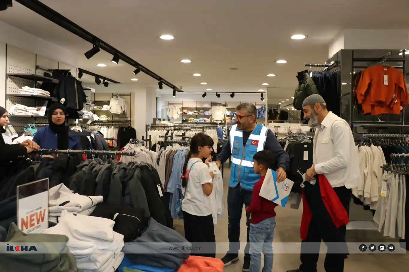 وقف الأيتام يكسو عشرات الأطفال في أنقرة ضمن مشروع "معطف وحذاء"