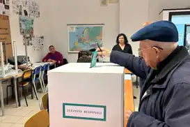 İtalya'da halk üç büyük bölgesinde seçim için sandık başında