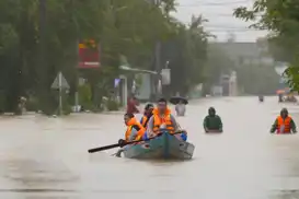 لە ڤێتنام بەهۆی کارەساتی لافاوەوە ٩٠ کەس گیانیان لەدەستدا و ١٢ کەسیش بێسەروشوێن بوون